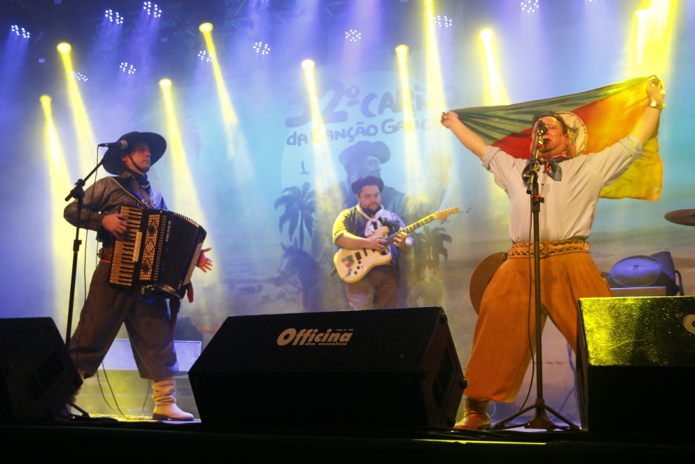 Grupo Rodeio lota o pavilhão no encerramento da terceira noite de Carijo