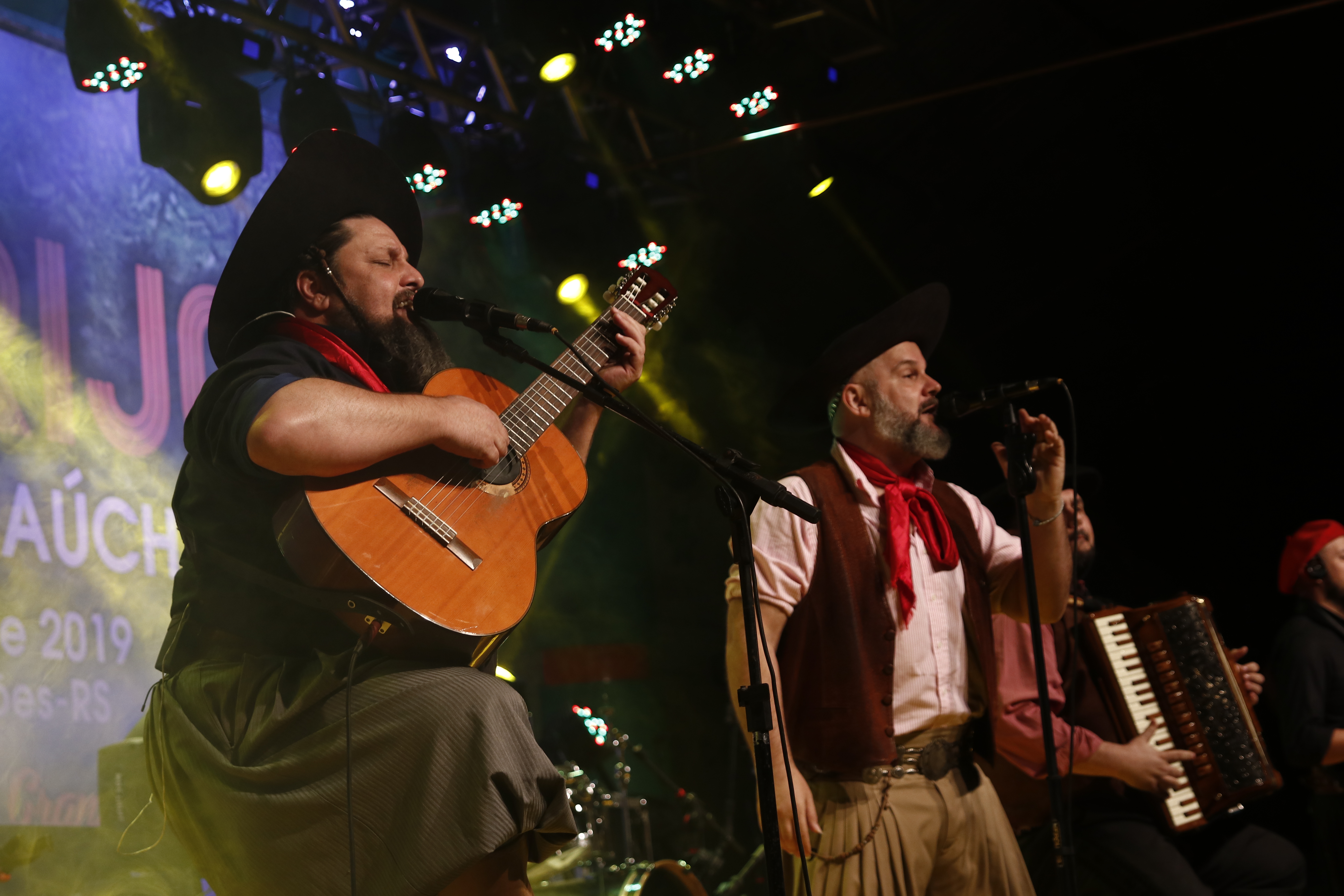  Show de César Oliveira e Rogério Melo encerra a terceira noite de festival