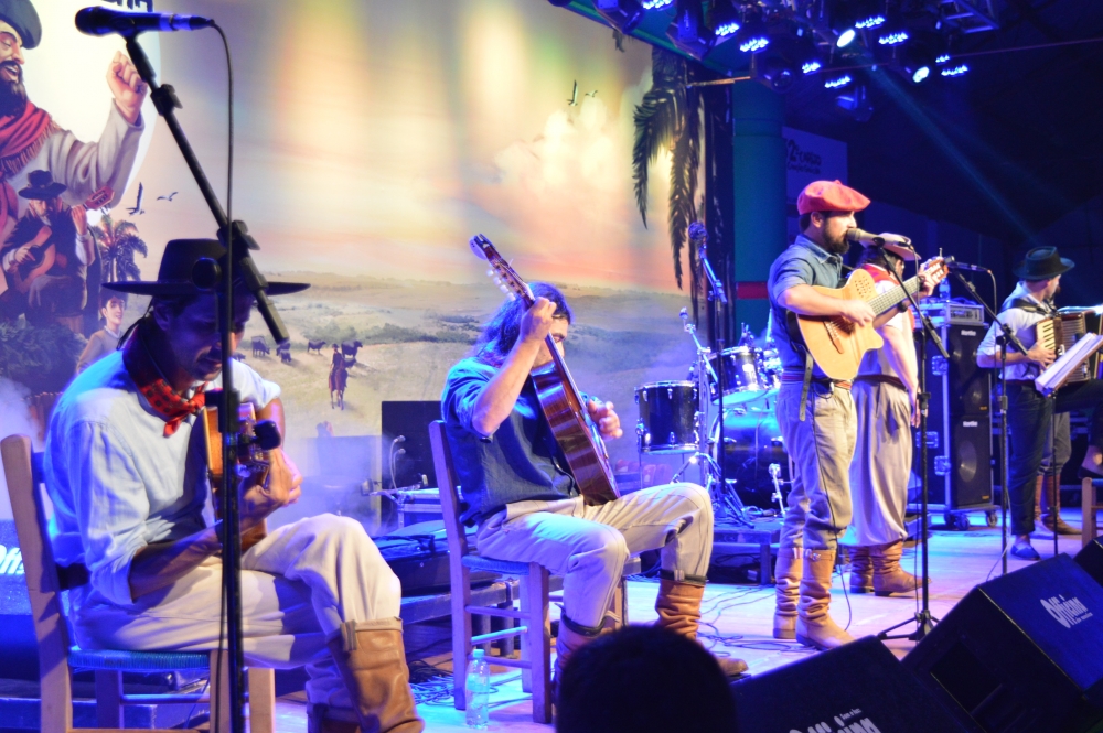 Público conhece as classificadas da fase local